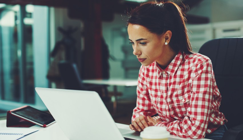 woman working in house counsel what does a typical day look like for in house counsel